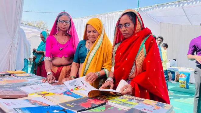 अखिल भारतीय विद्रोही साहित्य संमेलनात आदिवासी महिला सहभागी झाल्या.