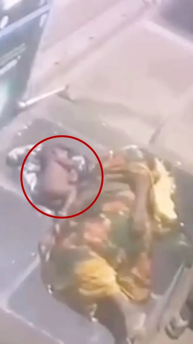 Beba spava pored majke na trotoaru u Indiji.