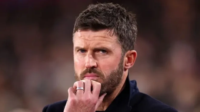 Michael Carrick sanye da bakar riga ya sa hannunsa a habarsa