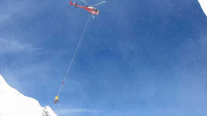 हेलिकप्टरबाट उद्धार गरिदैँ।