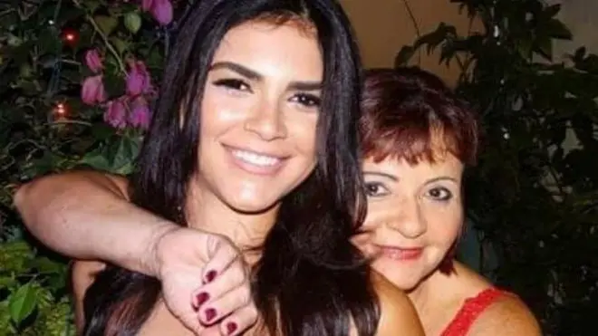 Mãe e filha abraçadas e sorrindo para foto