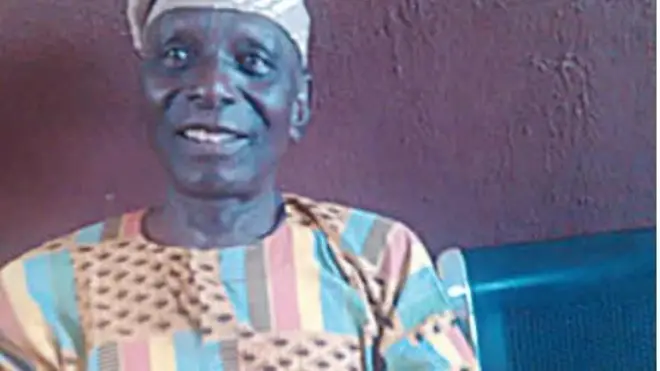 Agba ọjẹ nínú ìṣẹ tíátà, Ayo Ogunsina tí ọ̀pọ̀ èèyàn mọ̀ sí Papalolo, joko lórí àga, ó wọ Ankara aláwọ̀ pupọ, ó dé fìlà, to si n rẹrìn musẹ