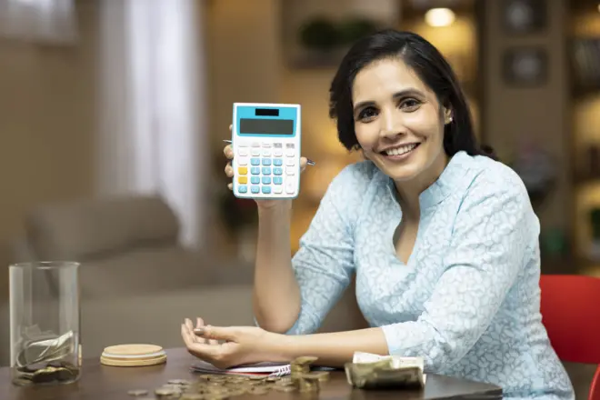 కాలిక్యులేటర్ చూపిస్తున్న మహిళ