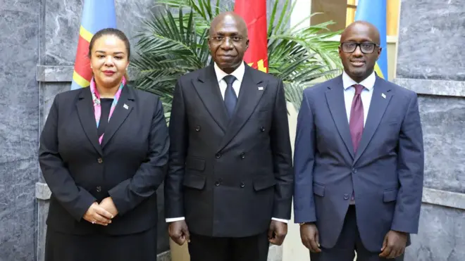 Ba minisitiri Thérèse Kayikwamba (ibumoso) na Olivier Nduhungirehe (iburyo) na Tete Antonio hagati yabo