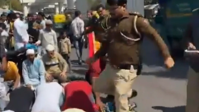 जब नमाज़ी सजदे में थे, पुलिसकर्मी ने लात मारकर उन्हें हटाने की कोशिश की