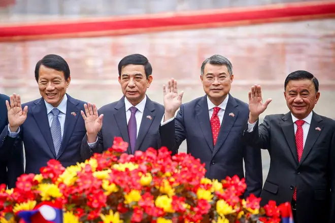 Ông Trần Cẩm Tú (ngoài cùng bên phải)