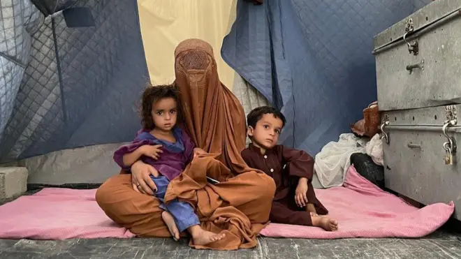 టెంట్ కింద రోజినా, ఆమె ఇద్దరు పిల్లలు