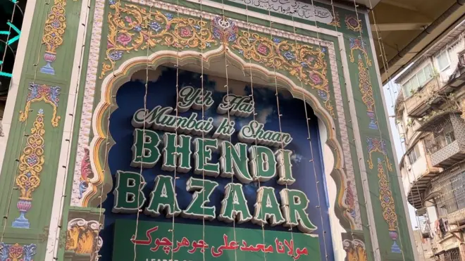 अगोदर बहुतांशानं उर्दू आणि नंतर उर्दूमिश्रीत हिंदीचं भेंडीबाजार हे केंद्र बनलं. 