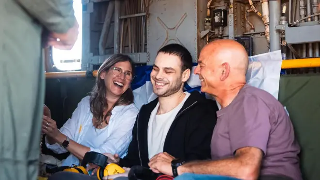 Alon Ohel, koji ima državljanstvo Srbije, zajedno sa roditeljima posle 737 dana zatočeništva