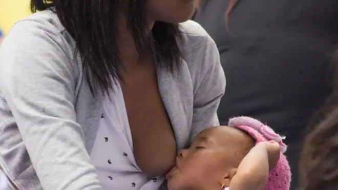 Nwaanyị na-enye nwa ya ara