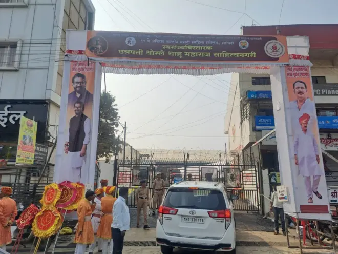 शिवेंद्रसिंह राजे भोसले आणि उदयनराजे भोसले यांचे फोटो असलेल्या कमानी. 