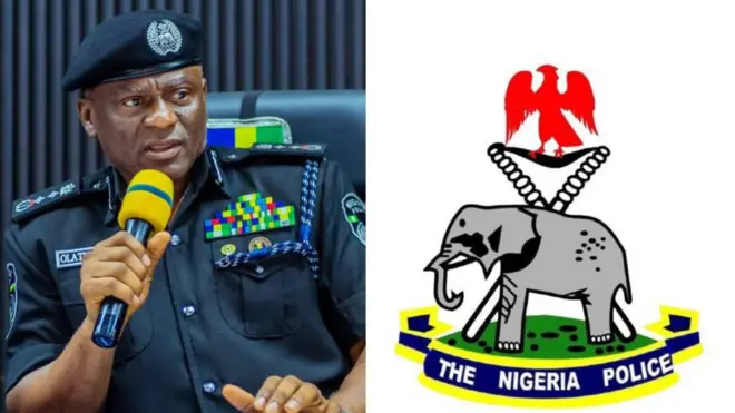 Ọga agba ọlọpaa Tunji Disu wọ aṣọ ọlọpaa dudu, o si mu gbohungbohun lọwọ.