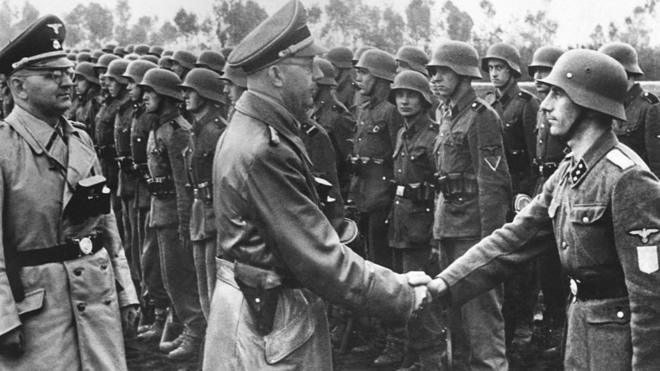 عکسی از دیدار هاینریش هیملر با سربازان در لشکر ۱۴ وافن گرنادیر اس اس