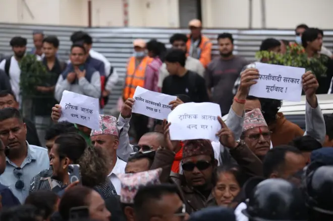 गणेश नेपालीको मृत्युको घटनाको विरोध गर्दै माइतीघर मण्डलामा प्रदर्शन भएको छ