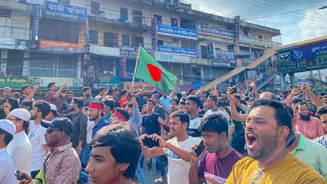 బంగ్లాదేశ్‌లో వీధుల్లోకి వచ్చిన ప్రజలు