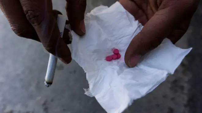 ရန်ကုန်မြို့လယ်ခေါင်မှာ စိတ်ကြွရူးသွပ်ဆေးပြား ၁ ပြားတန်ဖိုးဟာ မြန်မာကျပ်ငွေ ၁ ထောင် အောက်ရောက်လာ