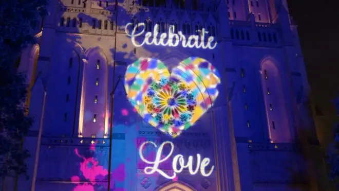 Bir kiliseye yansıtılmış rengarenk kalp