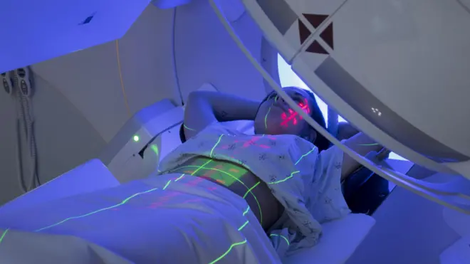 रेडिओथेरपी गराउँदै एक बिरामी