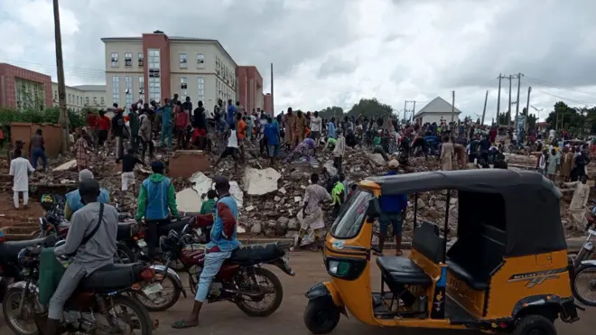 Aworan ile itaja ti ijọba wo lulẹ