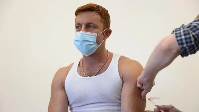 ชายคนหนึ่งกำลังรับวัคซีนฝีดาษ