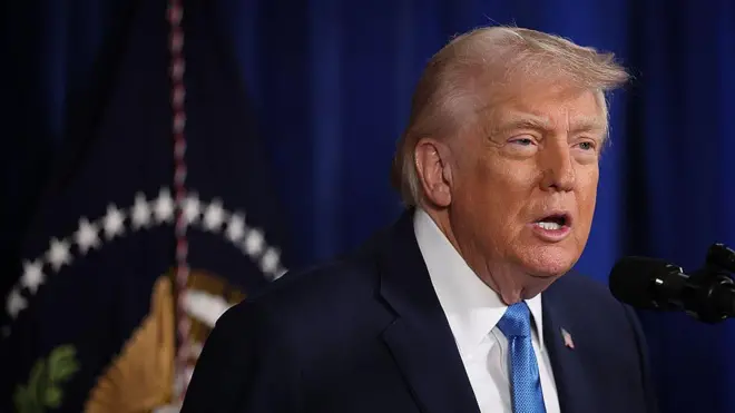 El presidente de Estados Unidos, Donald Trump, se dirige a los medios de comunicación durante una rueda de prensa en su club Mar-a-Lago el 3 de enero de 2026 en Palm Beach, Florida.