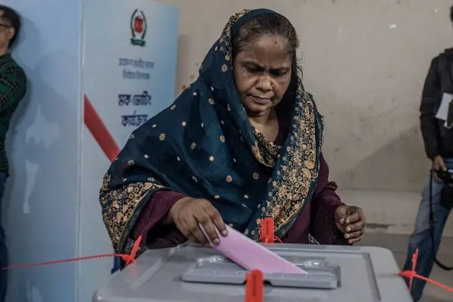 29 नवंबर को मॉक वोटिंग में हिस्सा लेती एक महिला