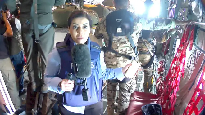 دينا وقاف مراسلة بي بي سي في الطائرة