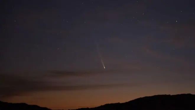 दक्षिण अमेरिकेच्या उरुग्वेमध्ये टिपलेला त्सुचिंशान-अ‍ॅटलास धूमकेतूचा फोटो