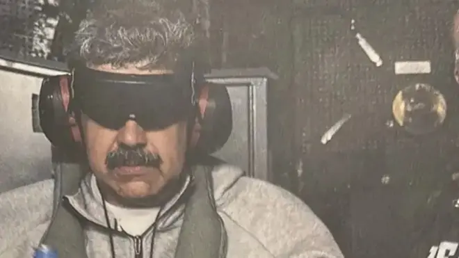 الرئيس الفنزويلي، مادورو، بعد اعتقاله على متن السفينة الأمريكية "يو إس إس إيو جيما"