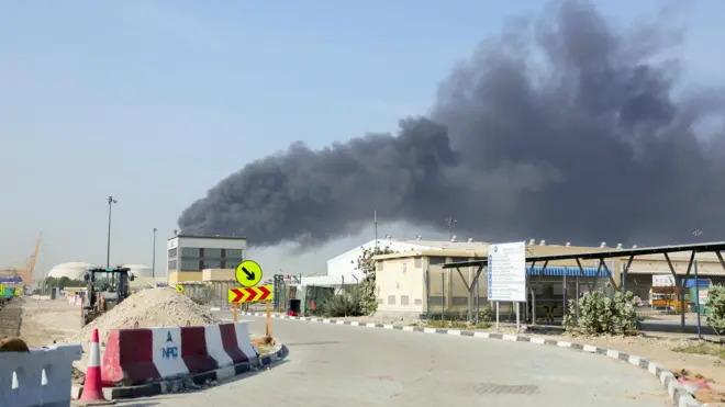 Над портом Джебель-Али поднимается дым после иранской атаки, последовавшей за ударами США и Израиля по Ирану, в Дубае, Объединенные Арабские Эмираты, 1 марта 2026 г.