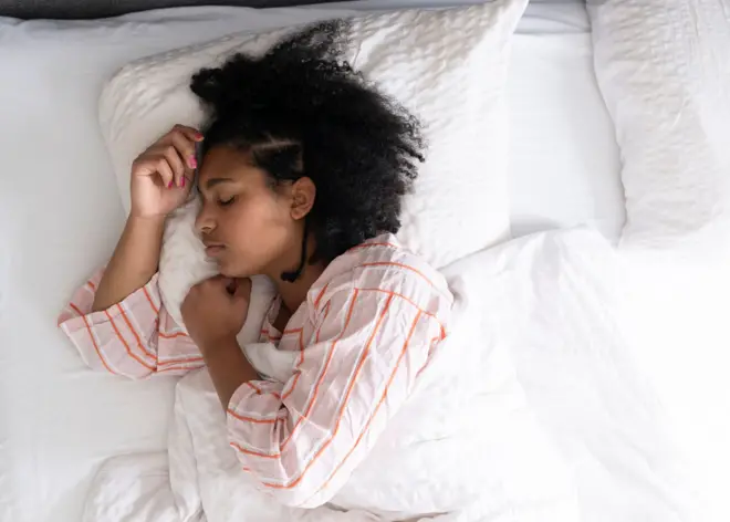 Jeune femme au lit