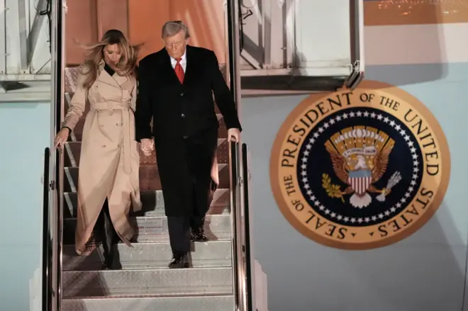 2025年9月16日,美國總統特朗普和第一夫人梅蘭妮亞抵達英國艾塞克斯郡斯坦斯特德機場,準備對英國進行第二次國事訪問。