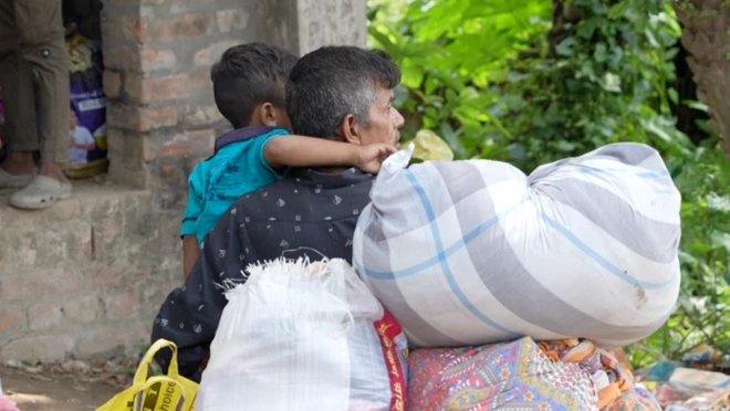 বাংলাদেশে ফেরার জন্য ভারতের সীমান্তে ভীড় করছেন অনেকে