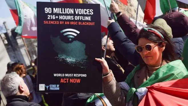 லண்டனில் இரானின் இணைய முடக்கத்திற்கு எதிராக நடைபெற்ற எதிர்ப்புப் போராட்டம்.