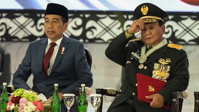 Presiden Joko Widodo (tengah) didampingi Menteri Pertahanan Prabowo Subianto (kanan) dan Panglima TNI Jenderal TNI Agus Subianto (kiri) usai menyematkan pangkat Jenderal TNI Kehormatan dalam Rapat Pimpinan (Rapim) TNI dan Polri Tahun 2024 di Mabes TNI, Jakarta, Rabu (28/2/2024).