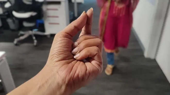 ইশারা ভাষায় 'এক্সকিউজ মি' বলার ধরণ