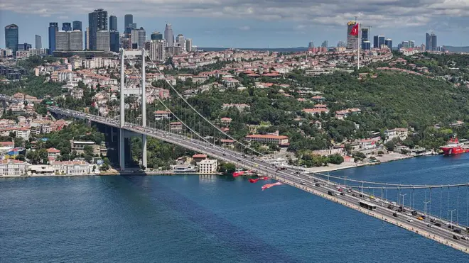 Güneşli bir günde İstanbul'daki 15 Temmuz Şehitler Köprüsü'nün görüntüsü. 