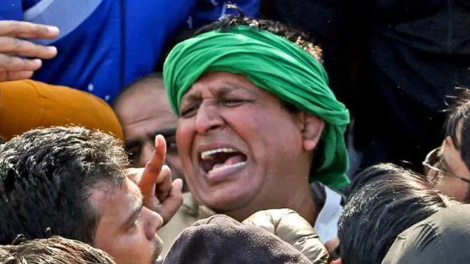 दिल्लीकडे कूच करणाऱ्या शेतकऱ्यांना आधीच अडवलं जात आहे.