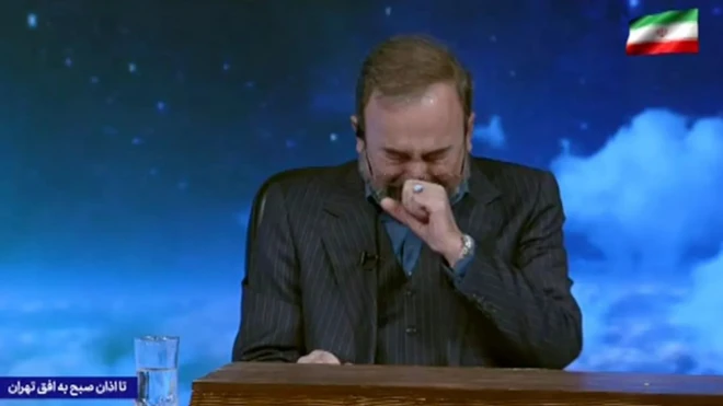 Диктор иранского телевидения плачет, объявляя о смерти Али Хаменеи