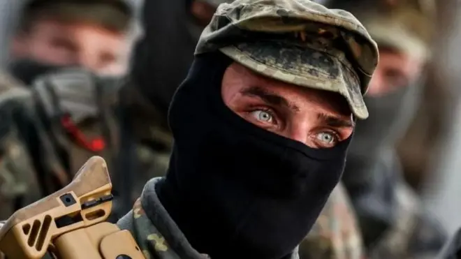 یک سرباز که صورتش پوشیده و فقط چشم‌هایش معلوم است