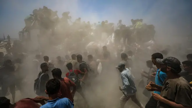 سازمان‌های بین‌المللی کمک‌رسان و حقوق بشری درباره کمبود شدید مواد غذایی و وقوع قحطی در غزه هشدار داده‌اند