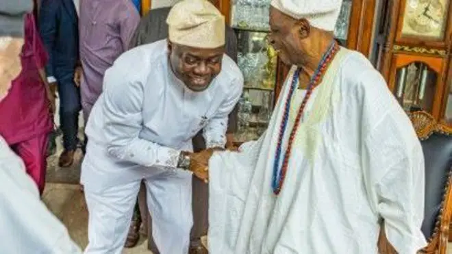 Gomina Seyi Makinde lapa osi, o n bọ Olubadan Rashidi Ladoja lapa ọtun lọwọ, baba naa n rẹrin si gomina