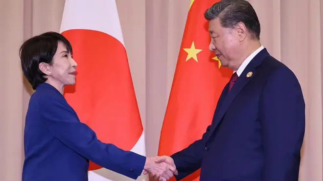 La primera ministra de Japón, Sanae Takaichi (izq.), estrecha la mano del presidente chino, Xi Jinping.