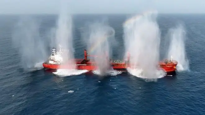 црвени брод у мору, нападнут ракетама