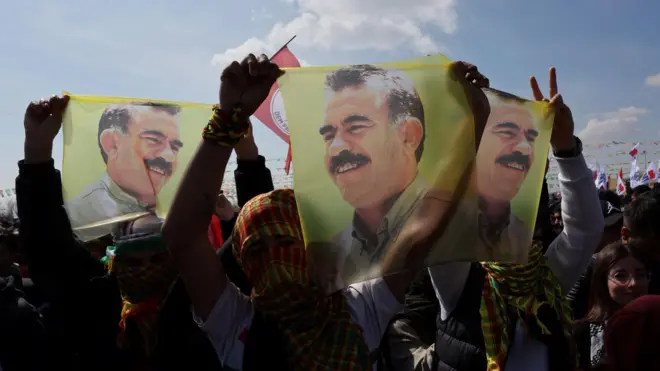 هواداران حزب «برابری و دمکراسی خلق‌ها» با عکس اوجالان در ماه مارس در استانبول 