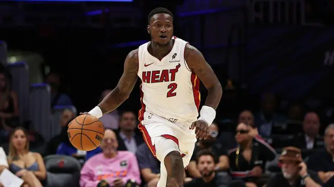 2025年10月17日,迈阿密热火队球员罗齐尔(Terry Rozier)在佛罗里达州迈阿密的卡西亚中心,于季前赛对阵曼菲斯灰熊队的下半场比赛中运球。