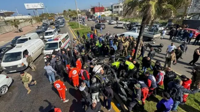 Dadka deegaanka oo ku soo xoomay haraadiga gaariga la beegsaday