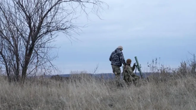 دو سرباز در کنار خمپارهانداز