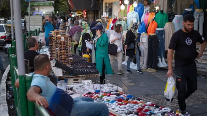 دستفروشان در خیابانی در تهران - شهریور ۱۴۰۲