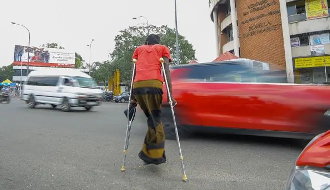 ඔබ බස් රථයක දිනපතා ගමන් කරන පුද්ගලයෙකු නම් ඔබ බස් රථයට ගොඩ වූ මොහොතේ සිට ගමනාන්තයට ළඟා වන තෙක් විවිධ හේතු ඉදිරිපත් කරමින් ඔබගෙන් මුදල් අයැද සිටින යාචකයන් හා විවිධාකාරයේ පුද්ගලයන් ඔබට හමුවනු ඇත. එමෙන් ම ඔබ වාහනක ගමන් කරවිට මාර්ග සංඥා පද්ධති ඇති මංසන්ධි අසළ නවත්වාගෙන සිටීමේ දී ද බොහෝ විට වාහනයට අත පාමින් මුදල් ඉල්ලා සිටින යාචකයන් මෙන්ම ඇතැම් විට එම යාචකයන්ගේ බැනවැදීම් සම්බන්ධ අත්දැකීම් ද ඔබට ලැබී තිබිය හැකිය.